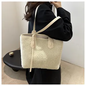 Détail du sac cabas en fausse fourrure écrue montrant la texture douce et la bandoulière