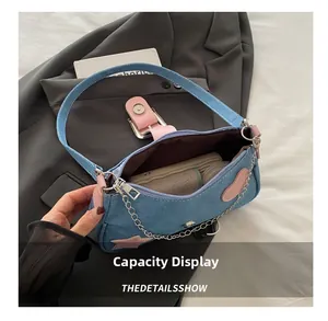Muestra de capacidad del bolso de hombro denim con billetera y maquillaje