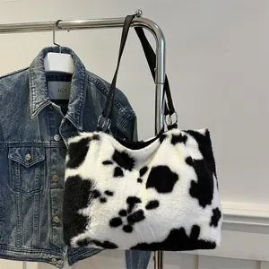 Borsa tote in peluche con motivo mucca bianco e nero e sottili spalline nere