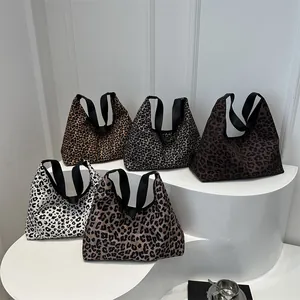 Grote leopard print shoppers in vijf kleuren met zwarte handvaten voor de herfstmode