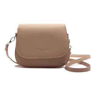 Sacoche besace minimaliste marron clair avec bandoulière réglable et boucle en métal argenté