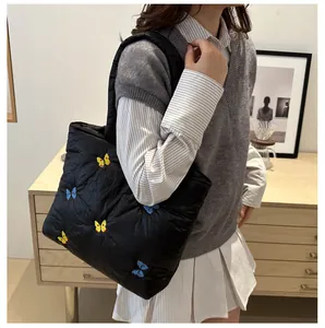 Sac fourre-tout matelassé noir avec broderies papillons et larges bandoulières