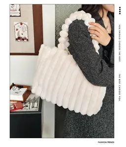 Détail du sac cabas en fausse fourrure crème avec poignée boule pelucheuse et texture rayée