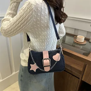 Borsa sottospalla in denim con toppe rosa a cuore e stella e catena in metallo argento