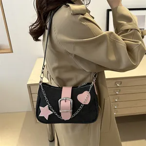 Borsa sottoascellare in denim Y2K con stelle in pelle rosa e catena d'argento trendy