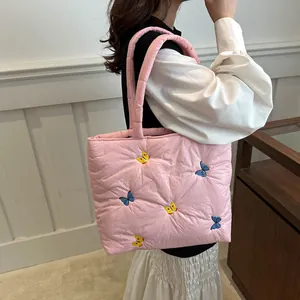 Sac fourre-tout matelassé rose avec broderie papillon bleue et grande capacité pour femme