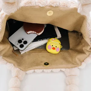 Capacité interne du sac cabas en peluche douce avec fermeture aimantée et poche spacieuse