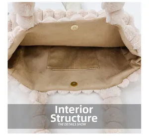 Vue détaillée de l'intérieur du sac en peluche avec doublure en daim et fermoir aimanté