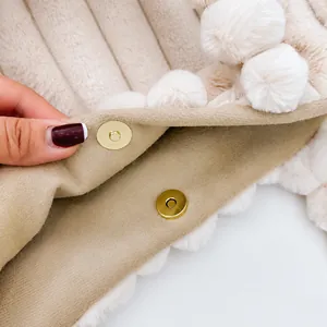Détail du sac cabas en peluche avec boucle magnétique dorée et texture en fausse fourrure