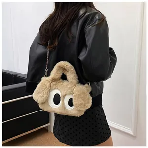 Détail du sac en peluche chiot avec grands yeux et bandoulière en chaîne métallique