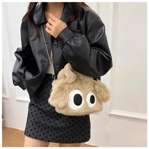 Détail du sac bandoulière en peluche avec yeux de dessin animé et chaîne dorée