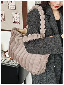 Détail du sac cabas en peluche douce avec fourrure synthétique et bandoulière