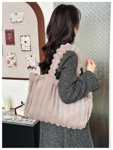 Détail du sac cabas en peluche rose clair avec poignée à bulles et fausse fourrure douce
