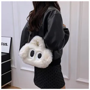 Détail du sac bandoulière en peluche blanche avec grands yeux et chaîne en métal