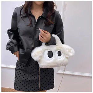 Détails du sac nuage en peluche crème avec broderie yeux et bandoulière chaîne