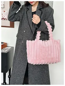 Détail du sac cabas en peluche rose avec texture rayée et anse 3D à effet bulles