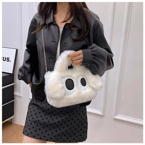 Gros plan du sac en peluche blanc avec de grands yeux et une chaîne dorée