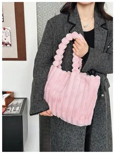 Détail du sac cabas en peluche rose avec poignées bulles et texture douce à rayures