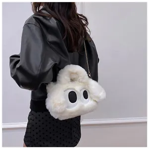 Sac bandoulière en fausse fourrure blanche avec yeux de dessin animé sur mannequin