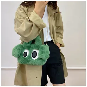 Vue détaillée du sac peluche vert dessin animé avec chaîne en métal et poignée supérieure
