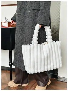 Détail du sac cabas en peluche blanche avec rayures et poignée à texture bulle