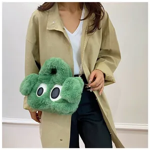 Gros plan du sac bandoulière en peluche verte avec yeux de dessin animé