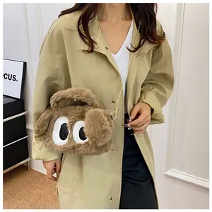 Sac en peluche marron avec grands yeux, poignée en peluche et bandoulière en chaîne