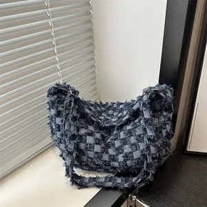 Sac cabas rétro en toile denim avec motif à carreaux et détails effilochés stylés