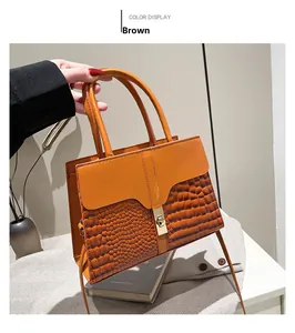 Detail der braunen Handtasche mit glattem Leder und Krokoprägung für elegante Damen