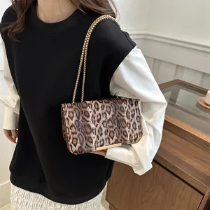 Sac à bandoulière chic à motif léopard pour femme avec détails en métal doré élégants