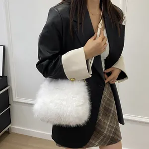 Sac à épaule en fausse fourrure blanche élégant avec texture pelucheuse pour look hivernal