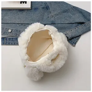 Détail de l'intérieur du sac en fausse fourrure blanche avec doublure beige et aimant
