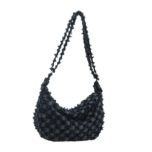 Sac fourre-tout en denim avec motif à damier et bords à franges pour un look décontracté