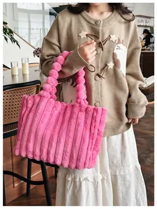 Détail du sac cabas en peluche rose vif avec texture côtelée et poignée à bulles