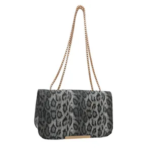Sac à bandoulière chic à motif léopard avec chaîne dorée et détails métalliques