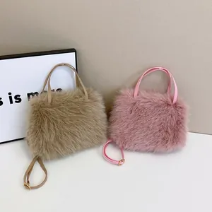 Sacs bandoulière chic en fausse fourrure kaki et rose avec poignée perle et sangle dorée