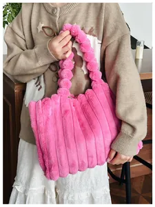 Détail du sac cabas en fausse fourrure douce avec poignée en pompons rose magenta