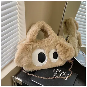 Vue détaillée du sac peluche chien avec de grands yeux et une chaîne dorée