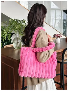 Détail d'un sac cabas en peluche rose vif avec surface texturée en fausse fourrure et anses