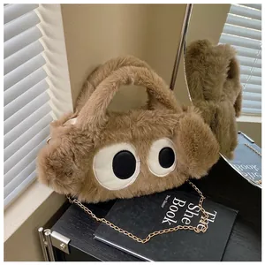 Gros plan du sac en peluche marron en forme de chien avec une chaîne dorée élégante