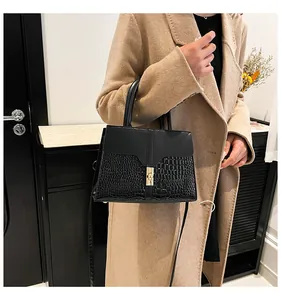 Vue détaillée du sac à main noir gaufré poulpe avec fermoir doré et bandoulière élégante