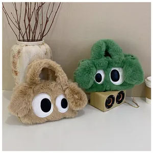 Détail de sacs à bandoulière en peluche kaki et vert avec des yeux de dessin animé mignons