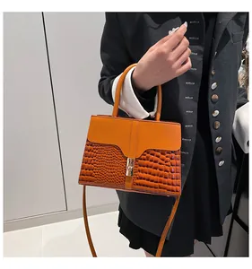 Détails du cuir à texture de poulpe bicolore orange et marron avec boucle dorée
