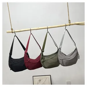 Sacs à bandoulière demi-lune en nylon en noir, bordeaux, vert olive et gris élégant