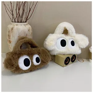 Détail du sac à main en peluche avec décor d'yeux de dessin animé en marron et crème
