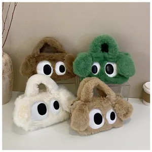 Détail de sacs à main en peluche mignons en quatre couleurs avec de grands yeux