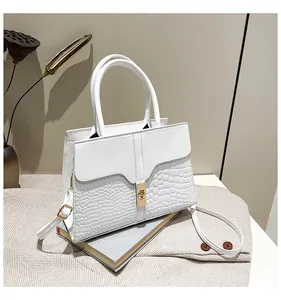 Détail du sac à main en PU blanc avec texture octopus et fermoir rotatif doré élégant
