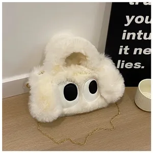 Gros plan sur la texture en fausse fourrure blanche et les grands yeux de ce sac