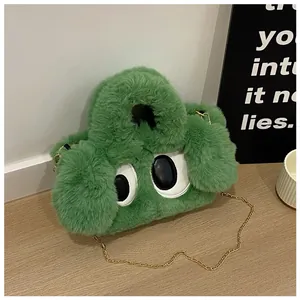 Détail d'un sac en peluche verte avec de grands yeux, poignée douce et chaîne dorée
