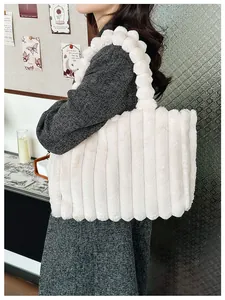Détail du sac cabas en peluche blanche avec matelassage et poignée perlée